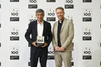 Christian Liese, Managing Partner der consenso Consulting GmbH, nimmt die Auszeichnung zum Top Innovator 2025 von Wissenschaftsjournalist Ranga Yogeshwar entgegen.