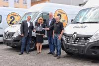 Bei der Fahrzeugübergabedabei waren (v. l. n. r): Jörg Hofmann (Leiter Vertrieb Renault Trucks Frankfurt), Yvonne Leuschner (Senior Director Sixt Rent a Truck), Jens Bahrmann (Key Account Manager Renault Trucks) und Roberto Puddu (Workshop Manager Volvo Group Truck Center Offenbach)