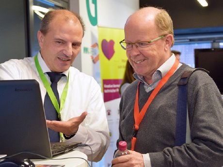 2018-03-15_industry_forum_gespraech_aussteller.jpg