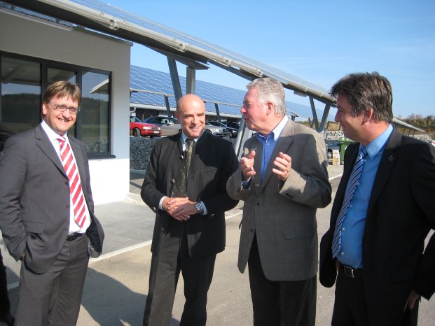 v.l. Bernd Sauter (Geschäftsführer AZUR Solar GmbH), Landrat Dirk Gaerte, Winfried Kneussle.jpg