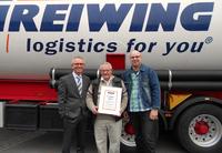 Bildunterzeile: 30 Jahre bei GREIWING: Fahrer Franz Peter (Mitte) mit GREIWING-Geschäftsführer Jürgen Burgholz (links) sowie Ulrich Daßmann, Dispositionsleiter am Standort Greven. (Foto: GREIWING logistics for you GmbH)