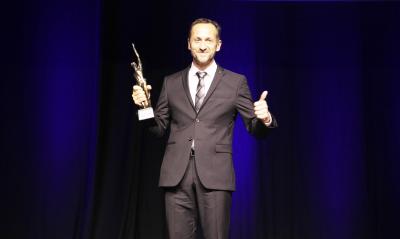 Preisträger des Jahres 2016 aus Baden‐Württemberg: Joachim Huber, Geschäftsführer der Peter Huber Kältemaschinenbau GmbH erhält die begehrte Trophäe / Foto: Oskar‐Patzelt‐Stiftung, Boris Löffert