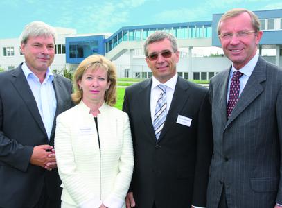 Die SIGMATEK Geschäftsführung Andreas Melkus, Mag. Marianne und Theodor Kusejko mit Dr. Wilfried Haslauer, Landeshauptmann-Stellvertreter von Salzburg, bei der offiziellen Eröffnung von Werk III .