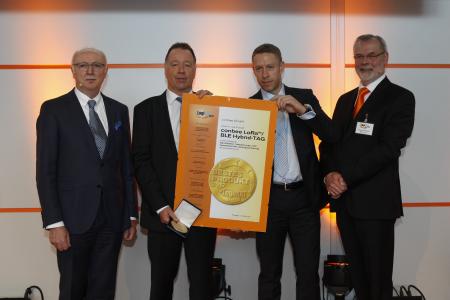 Prof. Dr. Willibald A. Günthner ( ganz li.) und Messeleiter Peter Kazander (ganz re.) übergeben die Auszeichnung „Bestes Produkt“ an die „Macher“ des Startup conbee; Michael Nickolai (li.) und Matthias Welzbacher (re.) für den eingereichten Hybrid TAG / ©Jacek Bilski