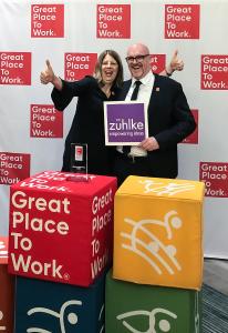 Katja Wittefeld, Leiterin HR, und Stefan Grasmann, Leiter des Competence Centers bei Zühlke in Deutschland, freuen sich über die gute Platzierung beim Great Place to Work Ranking 2019 (Foto: Zühlke).