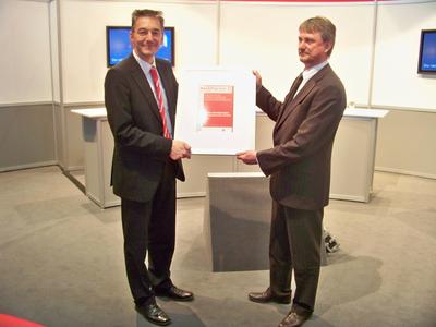 Geschäftsführer Jürgen Umlauf (IGEFA WEINBRENNER Wärmetauscher GmbH, links im Bild) und Steffen Bruch (PLANAT GmbH) freuen sich über die Auszeichnung