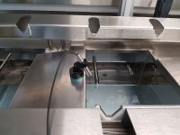 Für die reproduzierbare, chargenweise Inline-Überwachung des Ultraschalls mit APM erfassen spezielle, ortsfest am Beckenrand platzierte Mikrofone Frequenz und Leistung. Analyse, Auswertung und Speicherung der ermittelten Daten erfolgen durch die Software des innovativen Messsystems.
