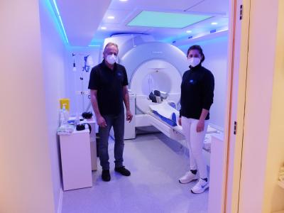 Stefan Gail und medizinische Assistentin vor Magnetresonanztomograph MR4