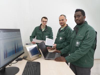 Besprechung zur Auswertung von Partikel-Langzeitmessung in der Pharmaserv Niederlassung Frankfurt am Main, von links: Davide Wiese, Martin Schäfer und Adama Dia