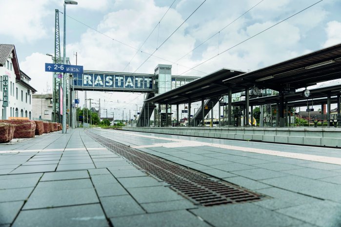 Bahnhof-Rastatt-Brücke-quer.jpg