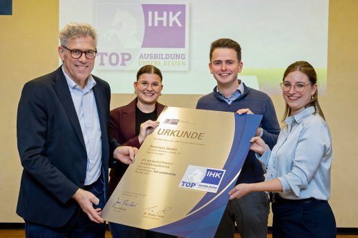 1560 - 1 Gruppenaufnahme mit Siegel.jpg