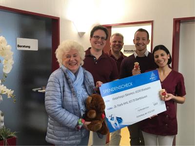 Zahnarztpraxis Dr. Hintz bei der Gewinnübergabe mit Frau Schäfer vom Kinderhospiz Bärenherz (im Bild links).