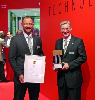 Arnd Brinkmann (r.)+Tim Füldner mit BAKA-Preis BAU 2011.jpg