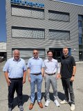 Bildunterschrift:  Persönliches Treffen am Produktionsstandort von Bedrunka+Hirth in Bräunlingen (v. l. n.r. Ludwig Kellner (B+H CEO), Jürgen Widmann (EVO CEO), Jonas Rohart (B+H, Anwendungstechnik), Lukas Stocker (B+H, Vertriebsleitung)