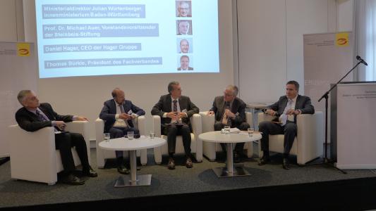 Auf dem Branchentreff des E-Handwerks diskutierten Steinbeis-Chef Michael Auer, Vorstandsvorsitzender der Hager-Group Daniel Hager, Ministerialdirektor Julian Würtenberger und Fachverband-Präsident Thomas Bürkle (v.l.n.r.) über die Auswirkungen der Digitalisierung, Bild: Fachverband Elektro- und Informationstechnik Baden-Württemberg