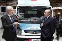 Renault Trucks-Chef Stefano Chmielewski (li.) überreicht die Schlüssel des Maxity Elektro an Gérard Collomb, Senator und Bürgermeister von Lyon sowie Präsident  von Grand Lyon