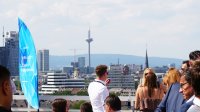 Am 15./16. Juni fand zum zweiten Mal der Handshake – HR/IT Summit statt, zu dem Zalaris seine Kunden und Partner nach Frankfurt am Main einlud. In einzigartiger Location mit Blick über die Stadt gaben die Expertinnen und Experten der Zalaris sowie externe-Speaker spannende Einblicke aus der Fachwelt und darüber hinaus. Am 15./16. Juni fand zum zweiten Mal der Handshake – HR/IT Summit statt, zu dem Zalaris seine Kunden und Partner nach Frankfurt am Main einlud. In einzigartiger Location mit Blick über die Stadt gaben die Expertinnen und Experten der Zalaris sowie externe-Speaker spannende Einblicke aus der Fachwelt und darüber hinaus.