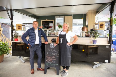 #borcohilft Aussengastro LAndhaus Bilstein mit mobilem Verkaufs-Anhänger l Carsten Götz - Christiane Scnneider