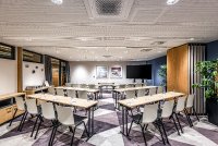 Flexibel nutzbarer Konferenzraum: Kombinierbare Tische und stapelbare Stühle ermöglichen vielfältige Veranstaltungsformate – vom Workshop bis zum Vortrag.