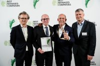 Björn Brecht, Jan Wiechmann, Christoph Ritzkat und Clemens Troschke (v. l. n. r.) nehmen den Award für Kieback&Peter entgegen.