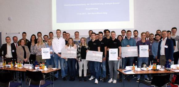 IHK Bonn/Rhein-Sieg bildet 38 Auszubildende aus 13 Unternehmen zu Energie-Scouts weiter