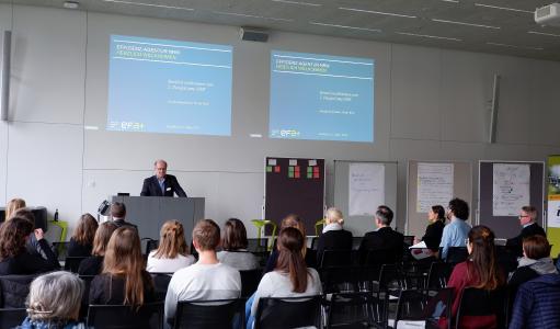 Dr. Peter Jahns, Leiter der Effizienz-Agentur NRW, begrüßte die Teilnehmer des 2. DesignCamp.NRW in der FH Bielefeld. Foto: Kirill Wulfert