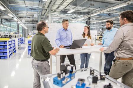 Kommunikation auf Augenhöhe, flache Hierarchien und eine bereichsübergreifende Zusammenarbeit, werden bei Bürkert aktiv gelebt. Dass diese Bürkert-Kultur ankommt, zeigt das Ergebnis des Focus-Business-Rankings / Bild: Bürkert Fluid Control Systems