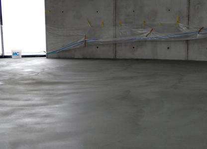 Emcefix floor lässt sich auch großflächig zur Instandsetzung von Estrich- und Betonböden einsetzen. Der Estrich auf dem Foto war mit vielen Lunkern übersät. Sie wurden mit einer großflächigen Kratz- und Lunkerspachtelung mit Emcefix floor geschlossen und der Boden auf diese Weise ästhetisch ansprechend und dauerhaft repariert