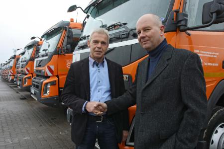 Großauftrag für die Entsorgungsgesellschaft Vorpommern-Greifswald (EGVG): Lutz Böhme, Verkaufsleiter des Volvo Trucks Verkaufsbüro Rostock (l.) übergibt 12 neue Fahrzeuge an Uwe-Andersen Hoth, Geschäftsführer der EGVG. Foto: VT/Vincent Leifer