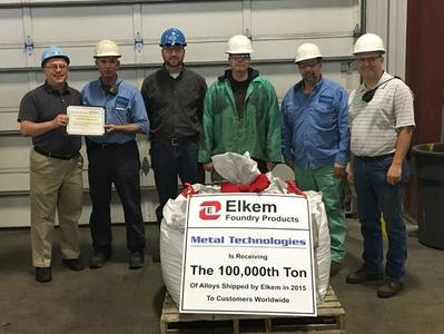 Elkem’s Mike Riabov (far left) helps Metal Technologies’ Auburn Casting Center in Auburn, Indiana commemorate the arrival of Elkem’s 100,000 ton of foundry alloys shipped worldwide in 2015. The Auburn operating team of Lacy Taulbee, David Kesse, Erik Jorgensen, Rick Herman, and Doug Weaver (second from left to far right) was present for the ceremony