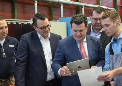 Bundesarbeitsminister Hubertus Heil (SPD) besucht mit Oliver Burkhardt, Personalvorstand thyssenkrupp AG, (2.v.l.) und Andreas Goss, CEO thyssenkrupp Steel, (2.v.r.) die Ausbildung von thyssenkrupp Steel in Duisburg