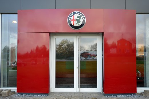 171717_AR_AlfaRomeoShowroom_01.jpg