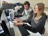 Die Studierenden Marceline Baumann und Stefan Spannsauer gehören zu den Ersten, die mit dem neuen, automatisierten Mikroskop an der Hochschule Aalen arbeiten können Die Studierenden Marceline Baumann und Stefan Spannsauer gehören zu den Ersten, die mit dem neuen, automatisierten Mikroskop an der Hochschule Aalen arbeiten können