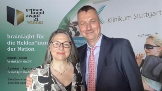Die brainLight GmbH wurde am 10.06.21 bei der feierlichen, virtuellen Preisverleihung des German Brand Award 2021 doppelt ausgezeichnet - brainLight-Geschäftsführerin Ursula Sauer und Jost Sagasser M.A., Leiter Unternehmenskommunikation