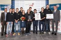 Simon Nowotni (Mitte) und sein Team übernahmen im Würzburger Vogel Convention Center den Deutschen Werkstattpreis 2014- (Quelle: Vogel Business Media)