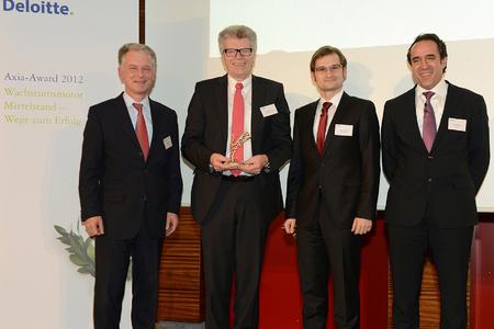 Friedhelm Loh mit dem Axia-Award 2012 und Verantwortlichen des Beratungsunternehmen Deloitte und des Impulse Verlages