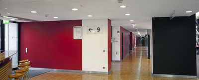 Im Catering-Bereich des Business-Centers wurden die roten und schwarzen Wände im CI-Farbton des VfB Stuttgart mit Premium Color beschichtet. Dabei handelt es sich um eine hoch strapazierfähige neu entwickelte Farbe. Die weißen Wände erhielten einen Anstrich mit dem hoch reinigungsfähigen Premium Clean