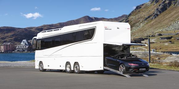 Reisemobil VARIO Perfect 1200 auf MB Actros 2553 LLL. 3 Achsen, 3 Erker, 12 m, 12 Räder, 26 t, 530 PS. Mercedes-Benz Roadster an Bord