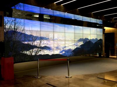 AnyTiles ist der Gewinner des Taiwan Digital Signage Award und des ICT Month Innovative Elite Award. Das Hongqiao Commercial Business District in Shanghai, das als „New Manhattan“ in China bekannt ist, hat kürzlich AnyTiles für eine 10 mal 3 Meter große Videowand-Anwendung mit einer Auflösung von 18K x 4K und 36 super-schmalen Lünetten-LCDs eingesetzt