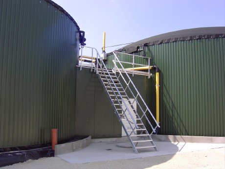 Biogas_agriKomp GmbH_ Hymer-Treppe mit Geländer.jpg
