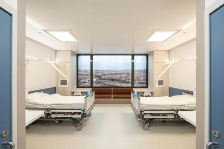 Projekt KARMIN / InfectControl - Das Projekt KARMIN untersucht, ob als Reaktion auf das vermehrte Auftreten von multiresistenten Erregern in Deutschland Zweibettzimmer so gebaut werden können, dass sie auch im Sinne der Infektionsprävention eine Alternative zu Einbettzimmern darstellen / Bildquelle: IIKE / Tom Bauer 2020