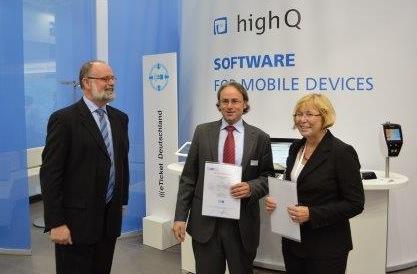 Übergabe der Lizenzierungsurkunde durch Jozef A.L. Janssen und Elke Fischer (VDV-ETS GmbH & Co. KG)