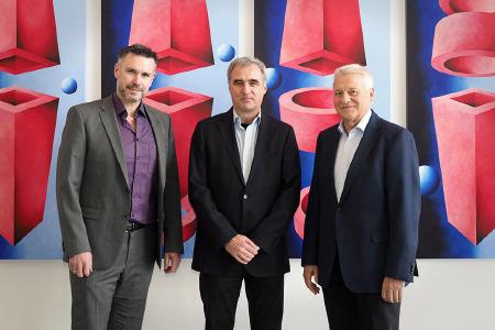 Gemeinsam treiben sie das Thema Künstliche Intelligenz (KI) in der Fertigung voran (von links nach rechts): Thorsten Strebel, Vice President Products und Consulting bei MPDV und ab sofort auch Geschäftsführer von AIMES, Fabian Rüchardt, CEO von PerfectPattern, Prof. Dr.-Ing. Jürgen Kletti, Firmengründer und geschäftsführender Gesellschafter von MPDV. (Bildquelle: MPDV)