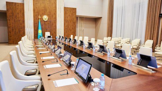 Aktobe-Region-Kazachstan-Akimat-Meeting-Room-with-FOLD-robotlike-Touchscreens-by-ELEMENT-ONE-204.jpg