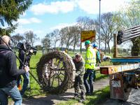 Mit Unterstützung der WEMAG wird in Reetz der Betonmast für ein neues Storchennest aufgestellt / Begleitet werden die Arbeiten von einem Fernsehteam des Mitteldeutschen Rundfunks / Foto: WEMAG/Gebhard Wels