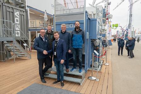 Vorne links: Florian Draxler (Gebietsverkaufsleiter Firma GEDA) und Kristian Borud (CEO Firma MB Stillas). Hinten v. l. n. r.: Ola Talåsen (Abteilungsleiter Skedsmokorset Firma MB Stillas), Josef Hafner (Leiter Vertrieb Firma GEDA) und Jon Magne Hagen (Firma MB Stillas). Bildquelle: GEDA-Dechentreiter GmbH & Co. KG
