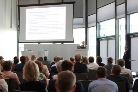 Prof. Dr. Ulrich Schmitt stellte beim Kongress "Durchlässigkeit im Bildungswesen. Anrechnung von beruflichen und akademischen Kompetenzen: Königsweg oder Stolperpfad?" die an der Hochschule Aalen entwickelte Datenbank "andaba" vor, © Hochschule Aalen / Pia Heusel