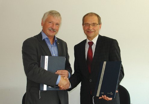 53 Vertragsunterzeichnung 3.jpg