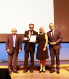 Professor Dr.-Ing. Heinrich Flegel erhält die höchste Auszeichnung im DVS, die DVS-Plakette, V. l. n. r.: stellvertr. DVS-Präsident Dipl.-Ing. Peter Boye, DVS-Präsident Professor Dr.-Ing. Heinrich Flegel, stellvertr. DVS-Präsidentin Dipl.-Betrw. Susanne Szczesny-Oßing, DVS-Hauptgeschäftsführer Dr.-Ing. Roland Boecking (Foto: DVS/martinmaier.com)
