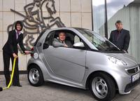Smart Center-Managerin Astrid Stolze übergibt das Smart-Elektroauto an IHK-Präsident Klaus Olbricht (rechts) und IHK-Hauptgeschäftsführer Wolfgang März(Foto: IHK Magdeburg )